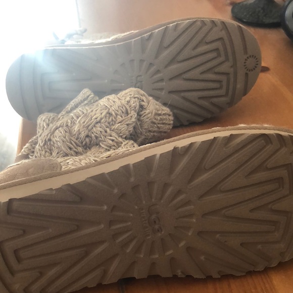 Ugg size 7 never worn - Picture 3 of 4